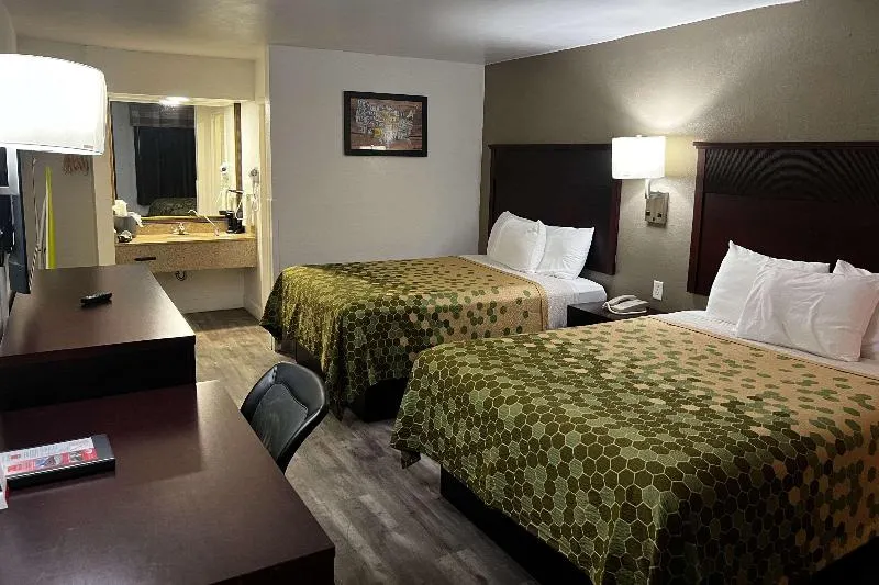 Econo Lodge Inn & Suites - Image 1