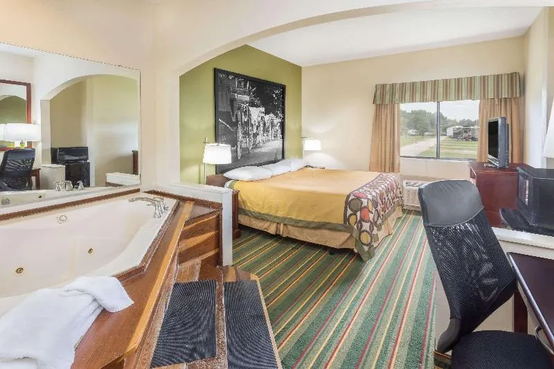 Super 8 by Wyndham Duson Lafayette West Area - Image 1