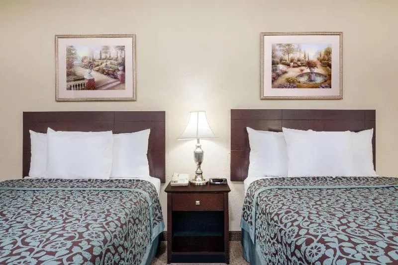 Days Inn by Wyndham Indianapolis Castleton - Image 1