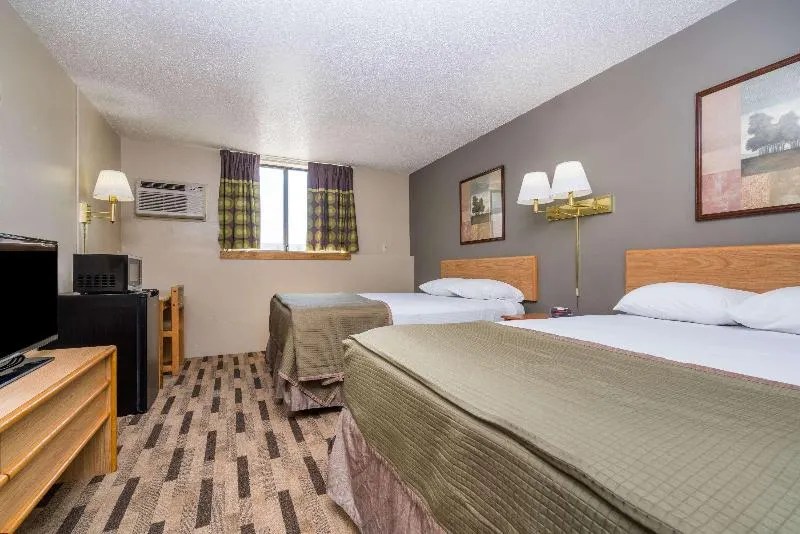 Super 8 by Wyndham Fargo/I-29/West Acres Mall - Image 1
