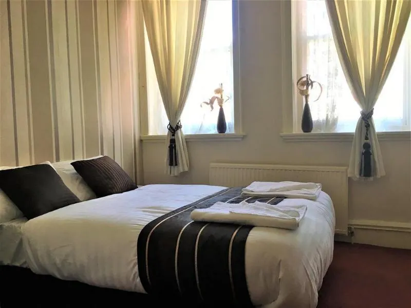 Assheton Arms Hotel - Image 1
