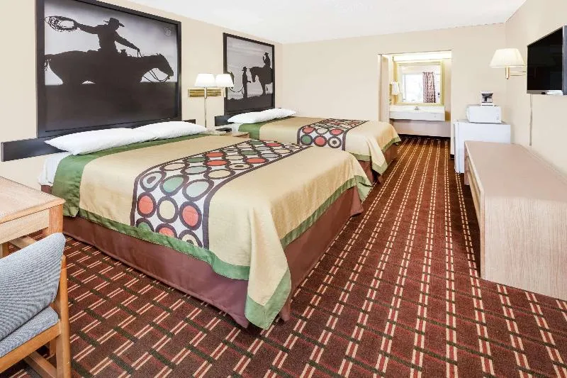 Super 8 by Wyndham Longview/I-20 - Image 1