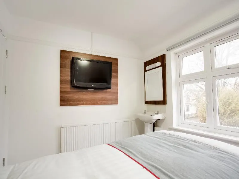 OYO Brunel Hotel - Image 1