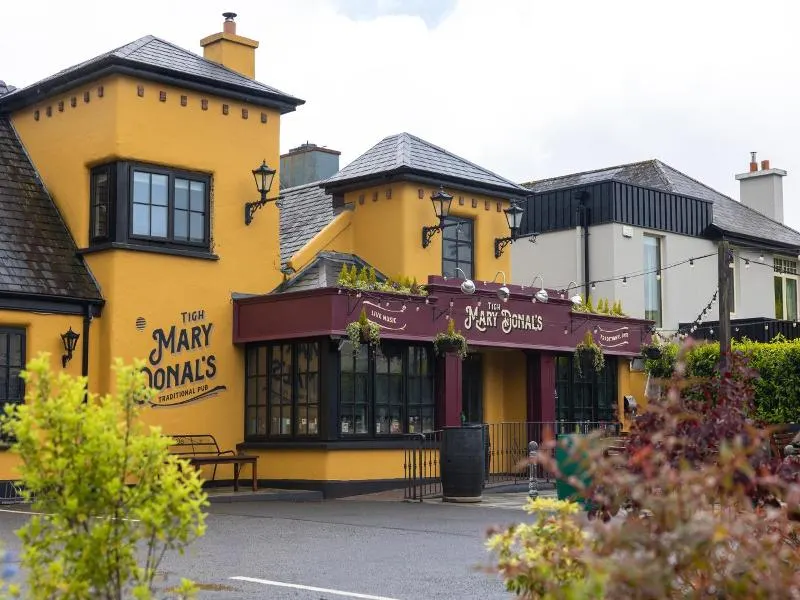 Whitegates Traditional Pub & Accommodation - Image 1