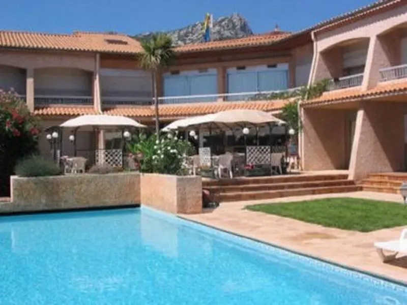 Val'Hotel - Image 1