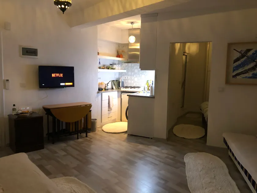 Studio Aqua - Image 1
