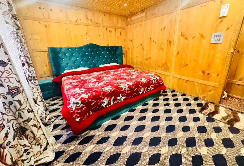 Houseboat Shambala - Image 1