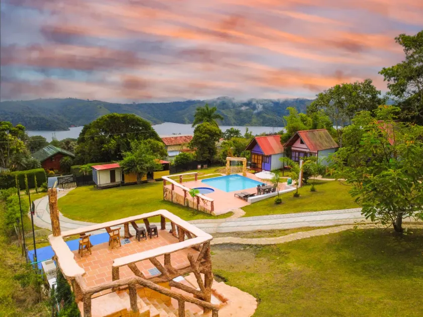 Cabaña Brisa · Piscina, Juegos y Vista Lago - Image 1