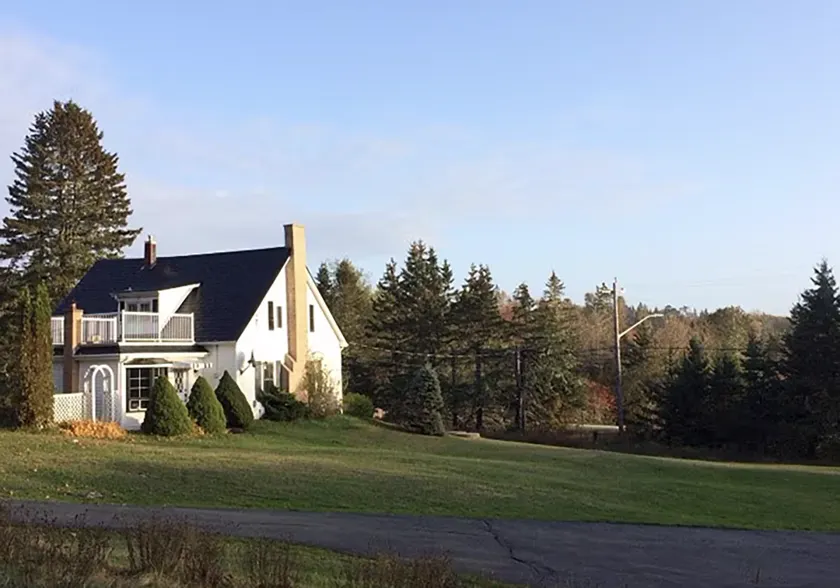 Halifax Backpackers Beachhouse - Image 1