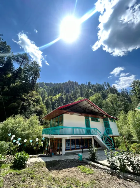 MeMooners Hostel & Riverside Cafe - Image 1