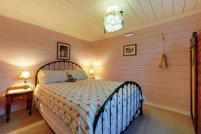 Hollyhock Cottage - Image 1