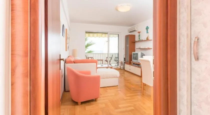 Orange apartment overlooking the sea - Image 1