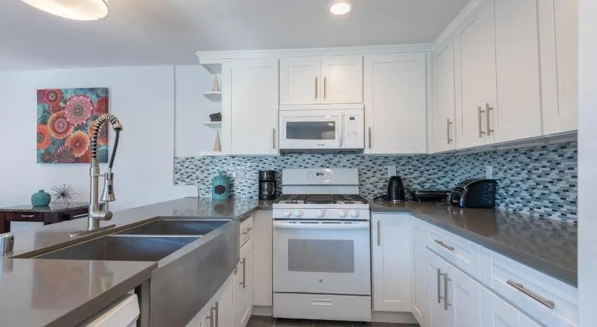 Stylish Hollywood Hills Home with Million Dollar Views Waiting for You! - Image 1