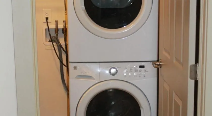 Bussiness Class 1 Bedroom Downtown Condo*Free Parking*Self Check-in** - Image 1