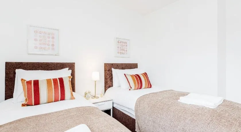 *CONTRACTOR *VACATION HOME* -THURROCK OCKENDON - Image 1