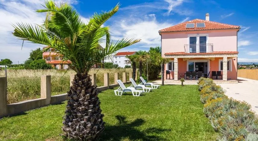 Holiday Home Sunshine - Image 1