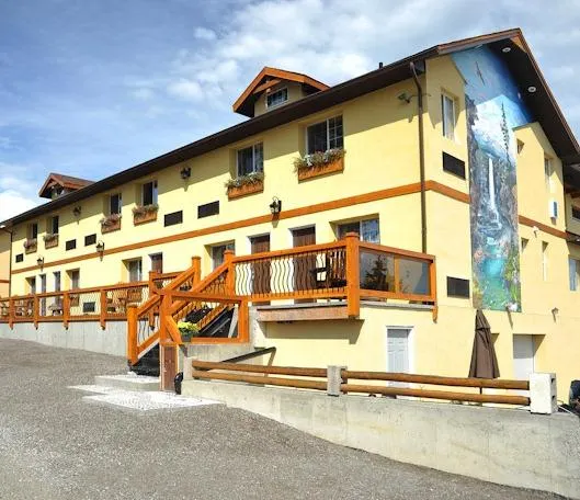Elizabeth Lake Lodge - Image 1