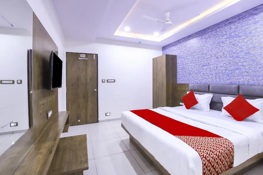 OYO VAD180 HOTEL Shree Pashupati Regency - Image 1