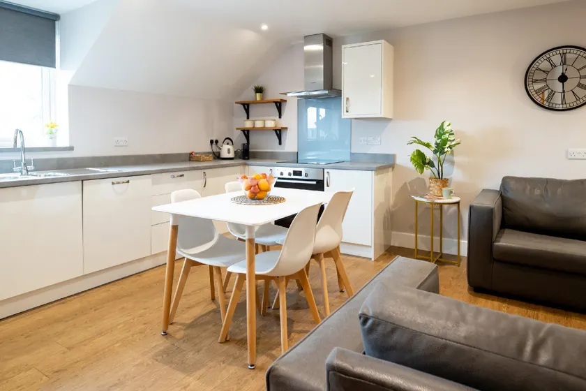 Spacious Contractor House for Large Groups- Up to 4 Private Parking by Ideyfine Apartments - Image 1