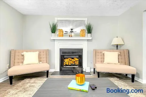 Good Karma Rentals - Comfy Convenient 1 mile to I-75 Sleeps 12 - Image 1