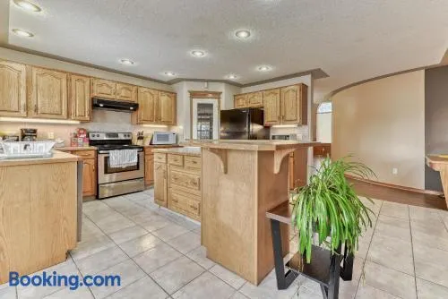 Lovely 5 Bedroom House near Lake Chestermere - Image 1
