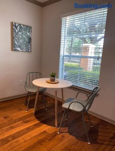 Bright & Modern Galleria Suite! 5 Star Location, Self Check In & Free Parking - Image 1