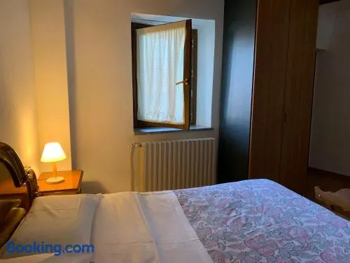 Casetta azzurra in corte medioevale - Image 1