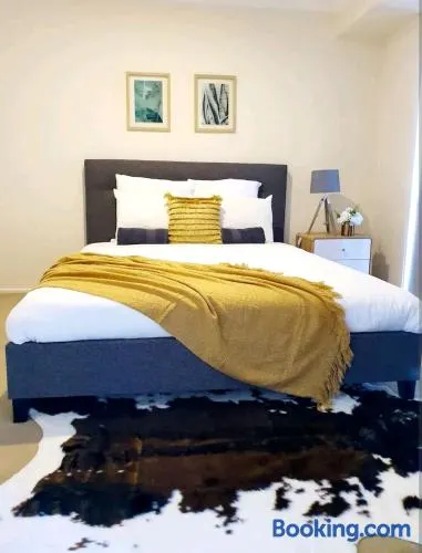 Entire 4 bedrooms Hoppers Crossing home, no sharing - Image 1