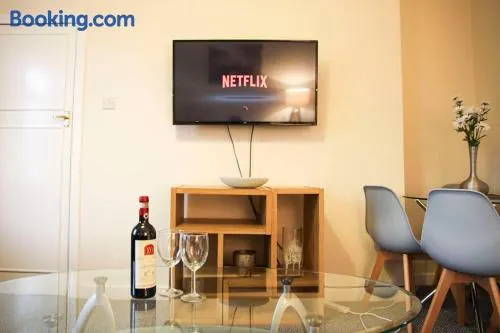 Glasgow- Bright 3bed Flat, Free Street Parking - Image 1