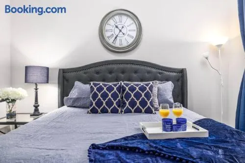 Upscale Downtown Midtown Apartment - Image 1