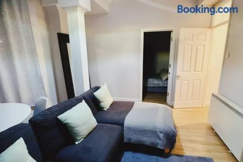 3 Bed City Centre Serviced Apartment - Sleeps 7 - Image 1