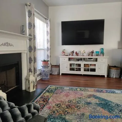Cozy 2-Bedroom 10 minutes from Stone Mountain park - Image 1