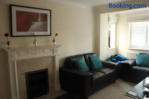 Burghfield - Beautiful Split Level 4 Bedroom House - Image 1