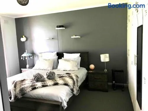 Modern comfort, central 2 bedroom apartment - Image 1