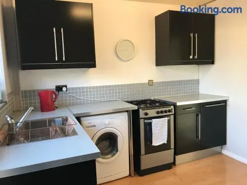 3 BEDROOM CITY CENTRE LARGE HOUSE, Ideal for Contractors, Free Parking and WIFI - Image 1