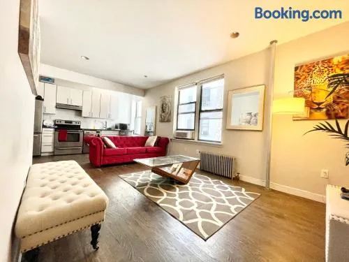 Beautiful Room in Newly Renovated Apt - Image 1