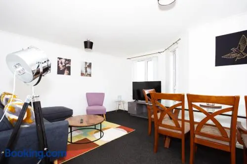 Burte View Spacious Apartment For Travelers And Keyworkers For 4 People By Dream Key Solution - Image 1