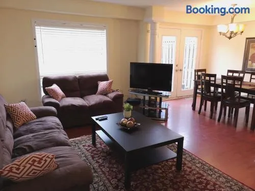 3-bedroom full house close to the U of Guelph - Image 1