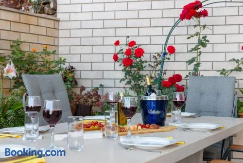 Comfortable 3 bedroom apartment with seaview - Image 1