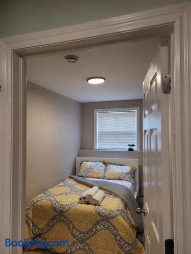Cozy 1-bedroom place with free parking - Image 1