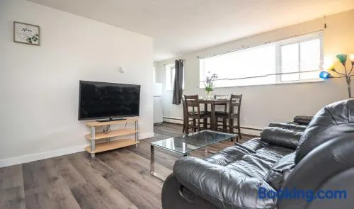 CENTRALLY LOCATED 1BR with DEN CONDO CLOSE TO DOWNTOWN - Image 1