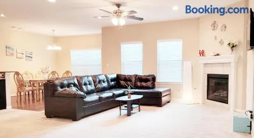 SPACIOUS 2-STORY HOME in GATED COMMUNITY - FREE PARKING - DOWNTOWN CHINATOWN - Image 1