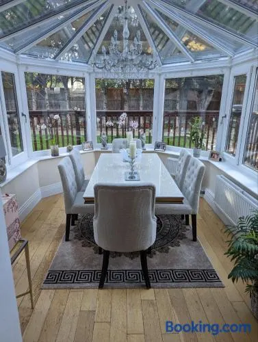 Beautiful Home 5 mins from Virginia water - Image 1
