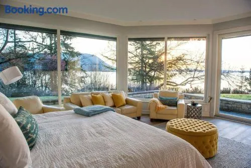 Luxury Oceanside Villa l Private Beach Access - Image 1