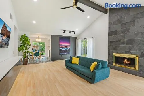 Houston's Modern and Luxury Home - Image 1