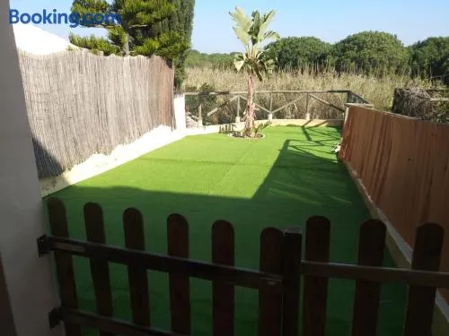 Adosado con jardín en urbanización con piscina - Image 1