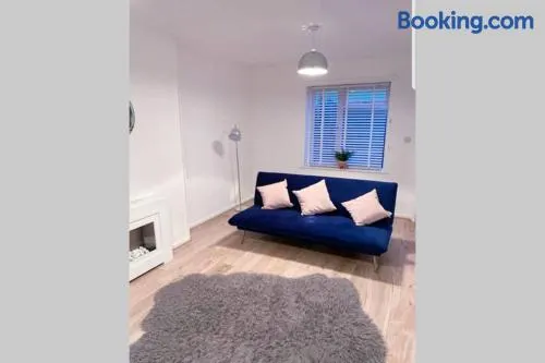 Stylish 3 Bed House + Free Parking + Great Location - Image 1