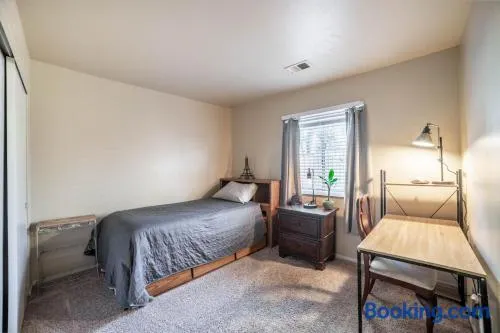 Hollister Home Stay - Image 1