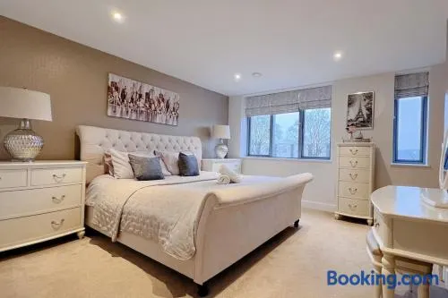 No6, Luxury Townhouse near Bicester Village - Image 1
