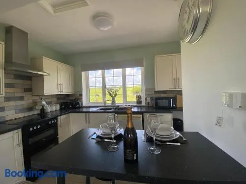 Cheerful 1-bedroom annexe with countryside views - Image 1